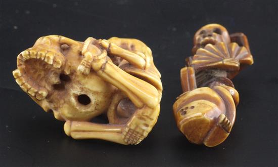 Two Japanese ivory okimono / netsuke of skeletons, 19th century, 1.2cm